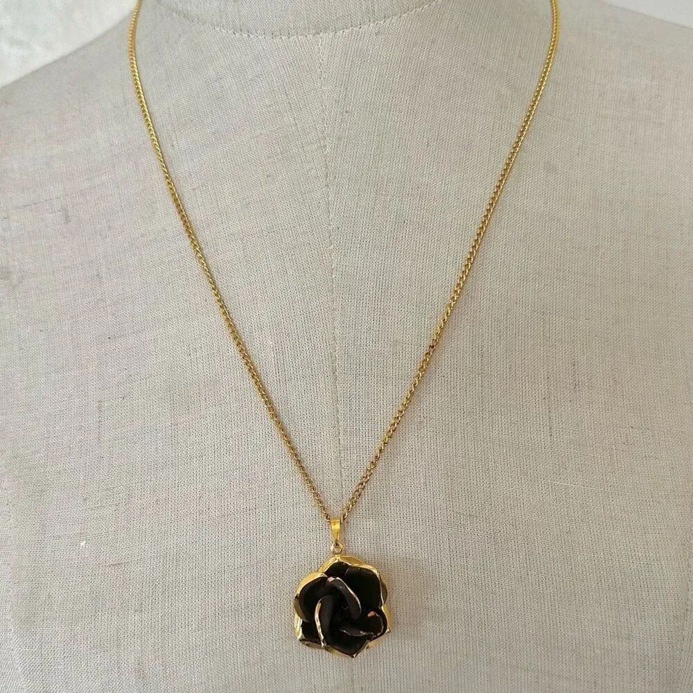 Gold tone and brown flower pendant necklace